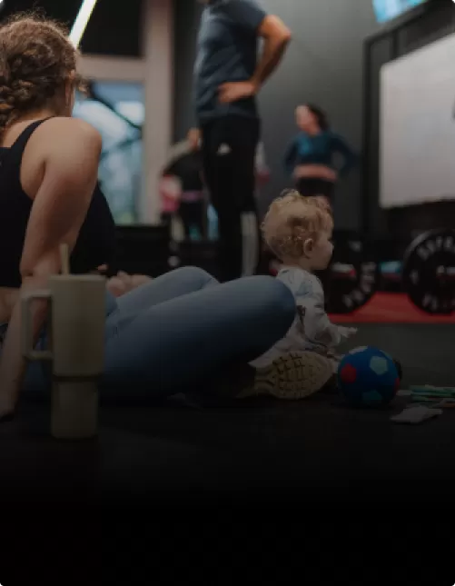 Bébé assis près de sa mère pendant l'entraînement